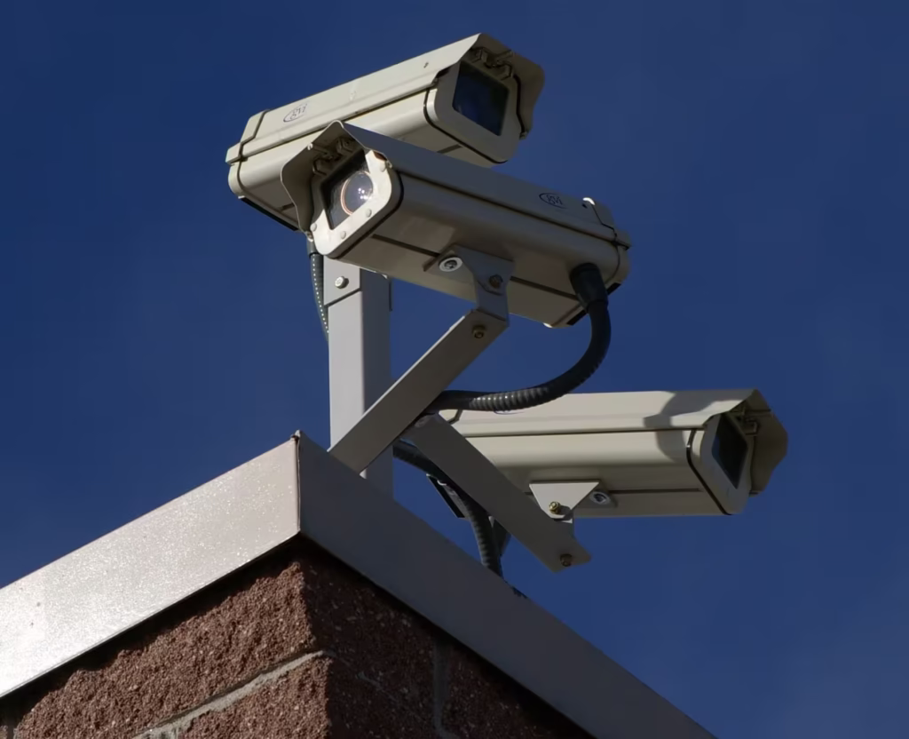 تاریخچه دوربین مداربسته؛ از نخستین دوربین تا انقلاب نظارت هوشمند 2 Three Surveillance cameras